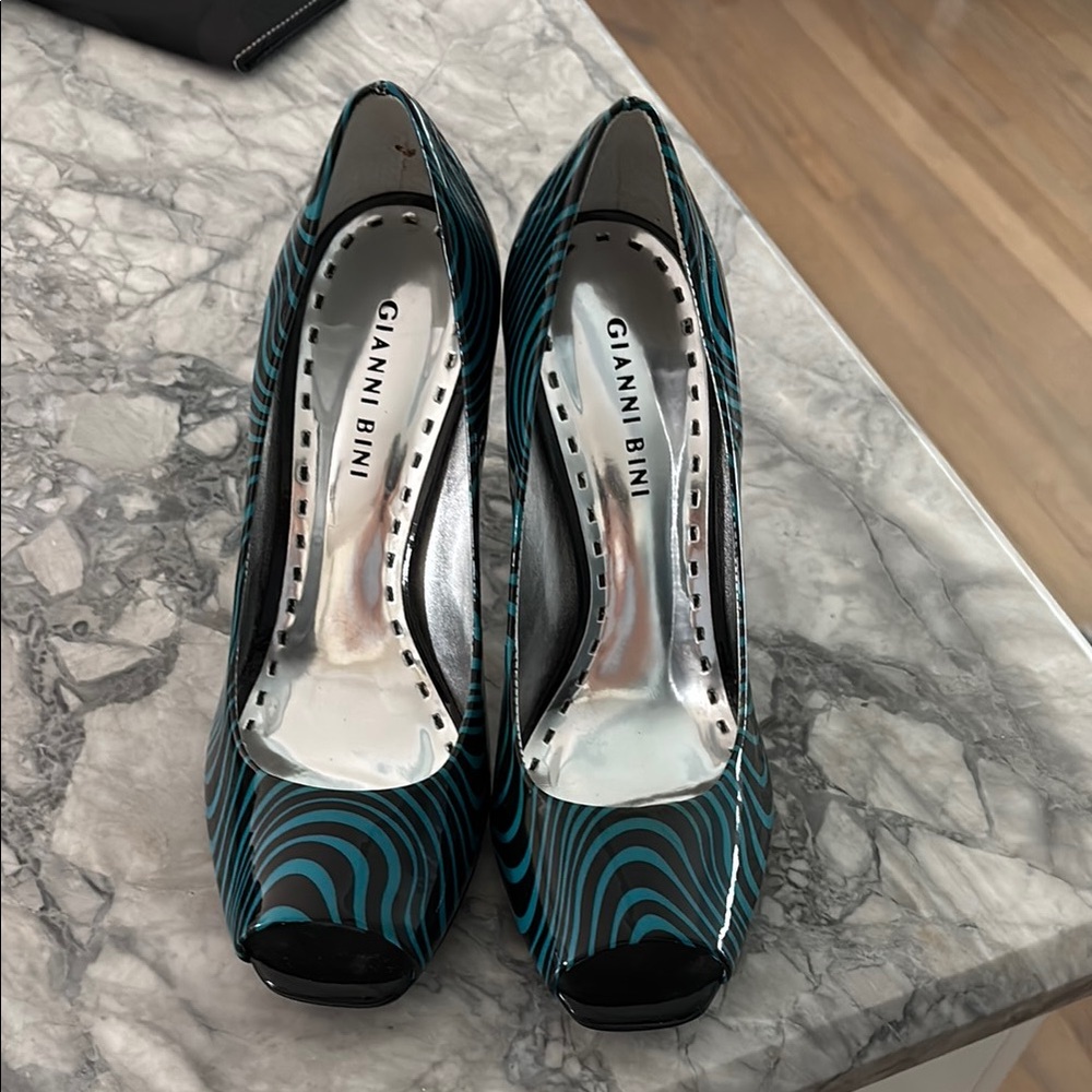 Gianni Bini Black and Blue Satin Heels with Ruched Detail